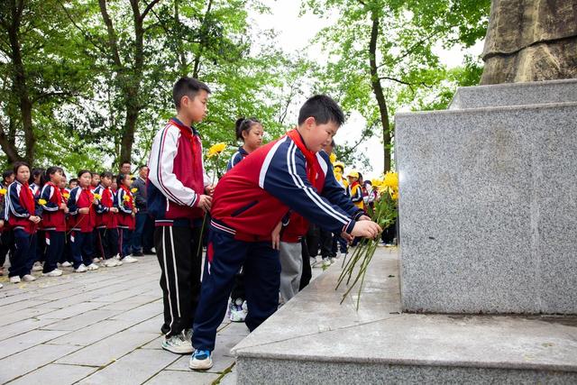 祭奠英烈   民族英雄