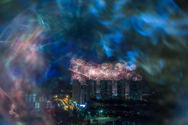 烟花  夜晚  长曝光  湖  楼房  照亮