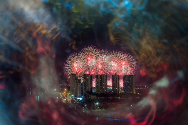 烟花  夜晚  长曝光  湖  楼房  照亮