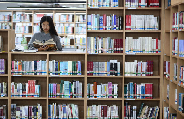 读书日，大学，图书馆 校园 阅读
