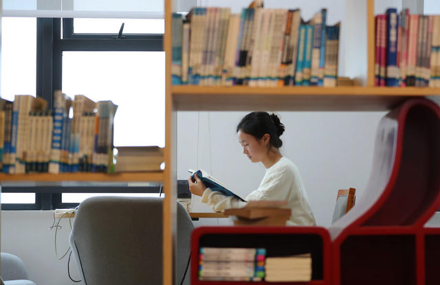 读书日，大学，图书馆 校园 阅读