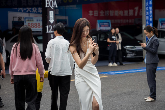 骑车  汽车  车展  观看  雨天