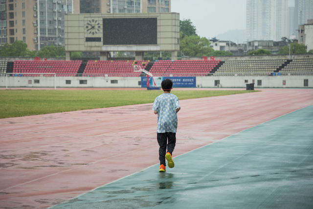 雨天  体育  长跑  儿子  父亲  练习