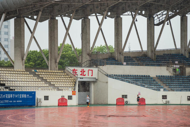 雨天  体育  长跑  儿子  父亲  练习