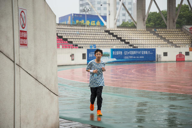 雨天  体育  长跑  儿子  父亲  练习