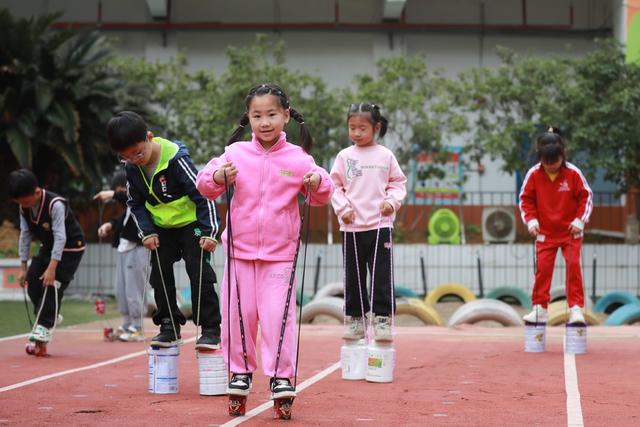 环保 湘西 土家族 小朋友 苗族 幼儿园 湖南 低碳 高脚马 滚筒 地球日