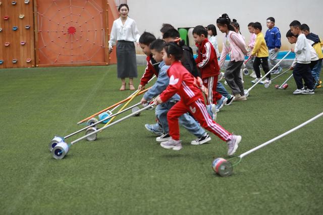 环保 湘西 土家族 小朋友 苗族 幼儿园 湖南 低碳 高脚马 滚筒 地球日