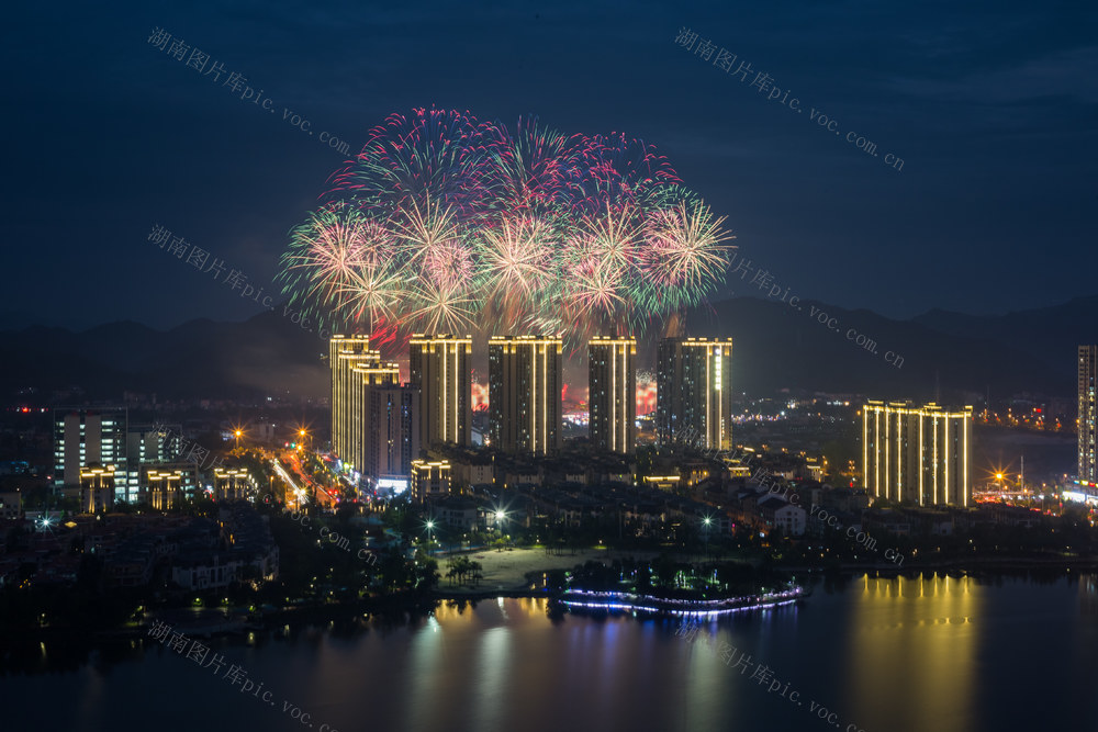 多曝  夜空  烟花  绽放璀璨  楼房