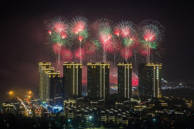 多曝  夜空  烟花  绽放璀璨  楼房