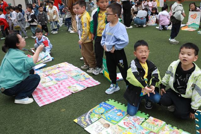 世界图书日 图书 蔬菜 义卖 跳蚤 湘西 土家族 小朋友
帮扶 苗族 湖南 幼儿园