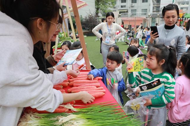 世界图书日 图书 蔬菜 义卖 跳蚤 湘西 土家族 小朋友
帮扶 苗族 湖南 幼儿园