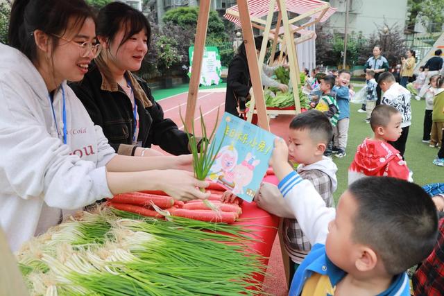 世界图书日 图书 蔬菜 义卖 跳蚤 湘西 土家族 小朋友
帮扶 苗族 湖南 幼儿园