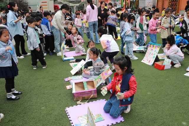 世界图书日 图书 蔬菜 义卖 跳蚤 湘西 土家族 小朋友
帮扶 苗族 湖南 幼儿园