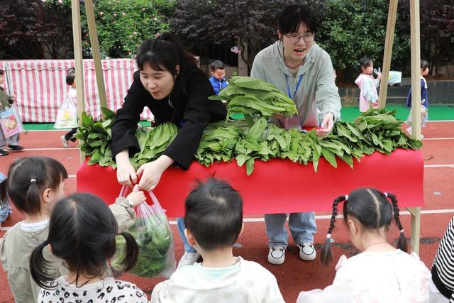 世界图书日 图书 蔬菜 义卖 跳蚤 湘西 土家族 小朋友
帮扶 苗族 湖南 幼儿园