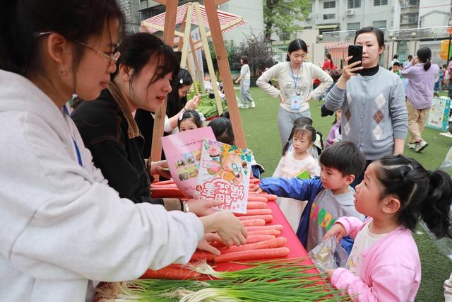 世界图书日 图书 蔬菜 义卖 跳蚤 湘西 土家族 小朋友
帮扶 苗族 湖南 幼儿园