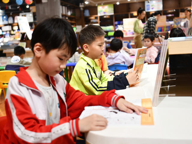 世界读书日、阅读环境、爱读书、读好书、善读书、夜深、书香浓