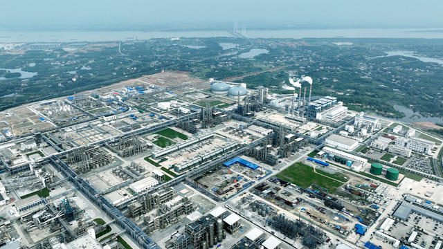 破解“化工围江”