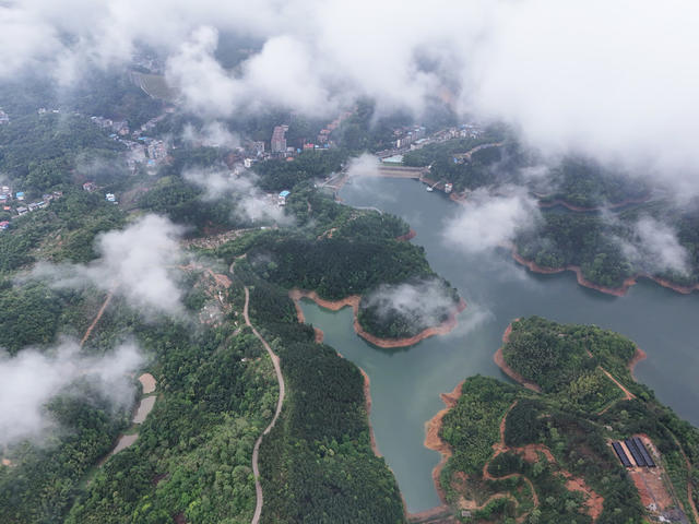 云雾  蒸腾  青山  公路  水库  风景  自然  景色