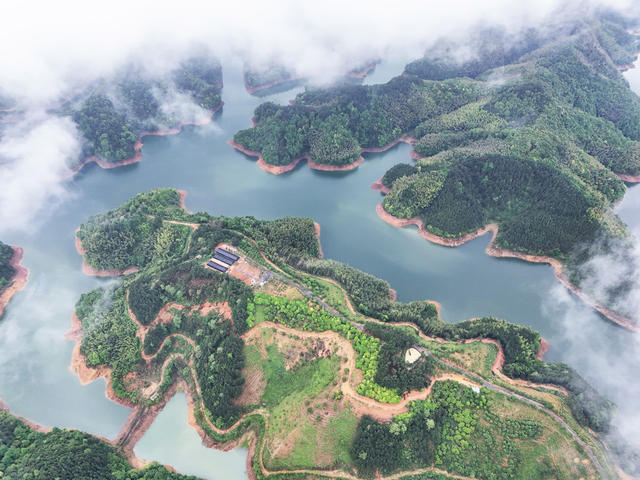 云雾  蒸腾  青山  公路  水库  风景  自然  景色