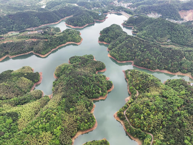 云雾  蒸腾  青山  公路  水库  风景  自然  景色