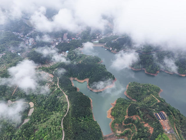 云雾  蒸腾  青山  公路  水库  风景  自然  景色