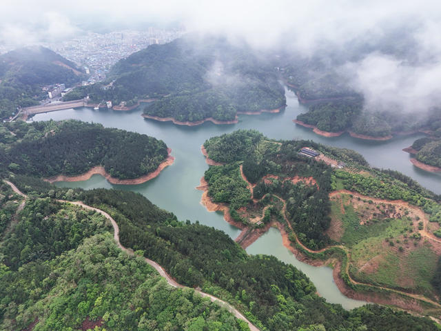 云雾  蒸腾  青山  公路  水库  风景  自然  景色