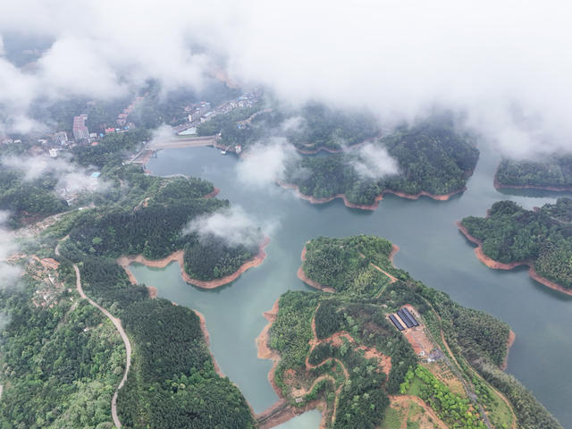 云雾  蒸腾  青山  公路  水库  风景  自然  景色