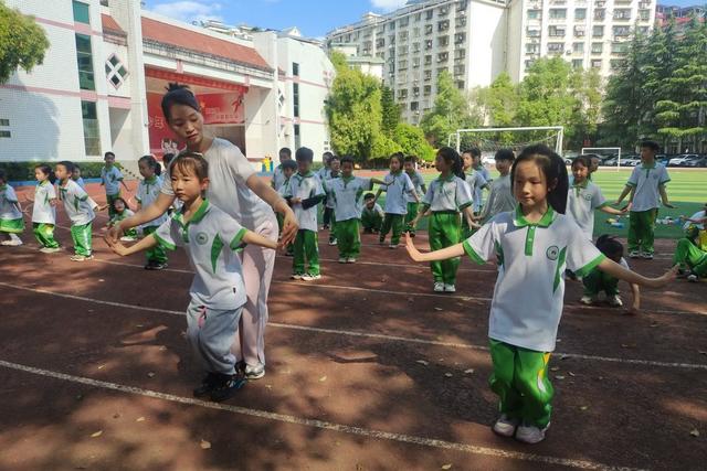 小学 湘西 土家族 非遗 学生 文化 摆手舞 传授 传承 魅力 动作