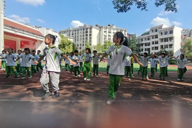 小学 湘西 土家族 非遗 学生 文化 摆手舞 传授 传承 魅力 动作