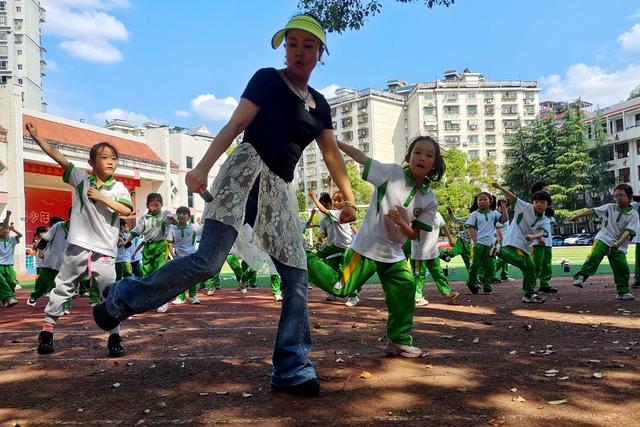 小学 湘西 土家族 非遗 学生 文化 摆手舞 传授 传承 魅力 动作