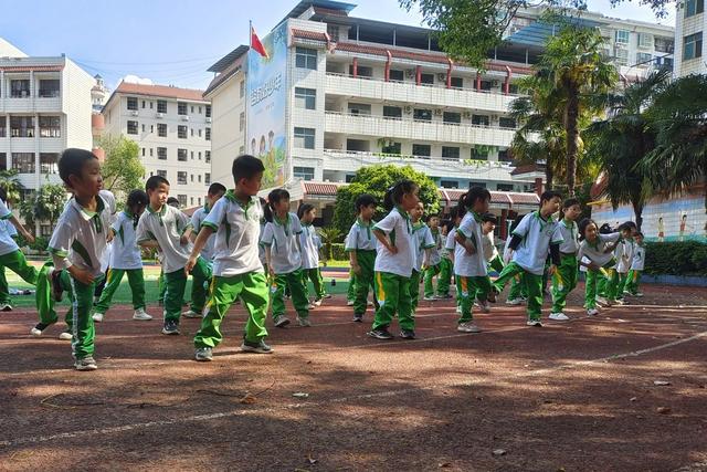 小学 湘西 土家族 非遗 学生 文化 摆手舞 传授 传承 魅力 动作