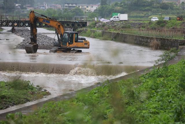 挖掘机 吉首 河道 乾州 疏浚清淤 汛期 安全 防线 安全  水清 河畅