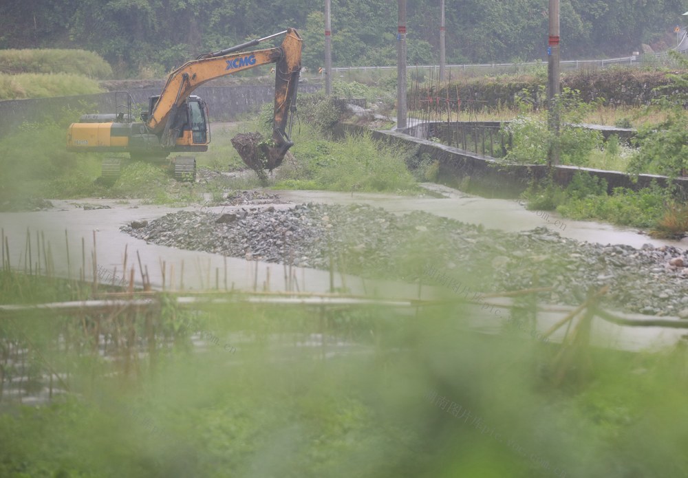 挖掘机 吉首 河道 乾州 疏浚清淤 汛期 安全 防线 安全  水清 河畅