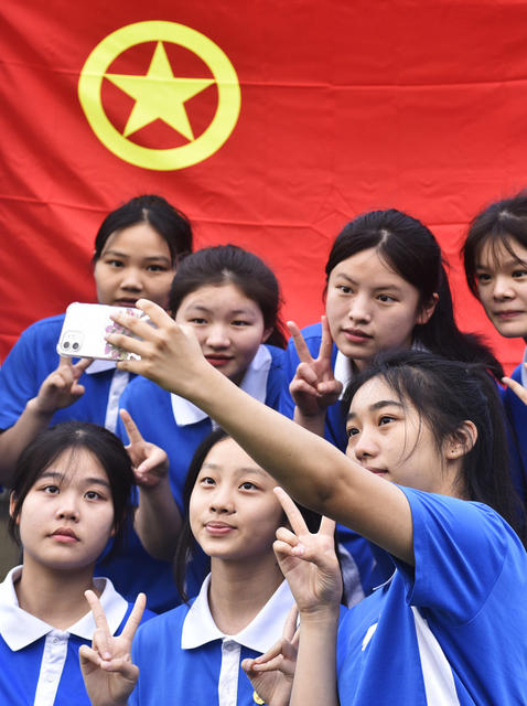 嘉禾：与团旗合影  向青春致敬