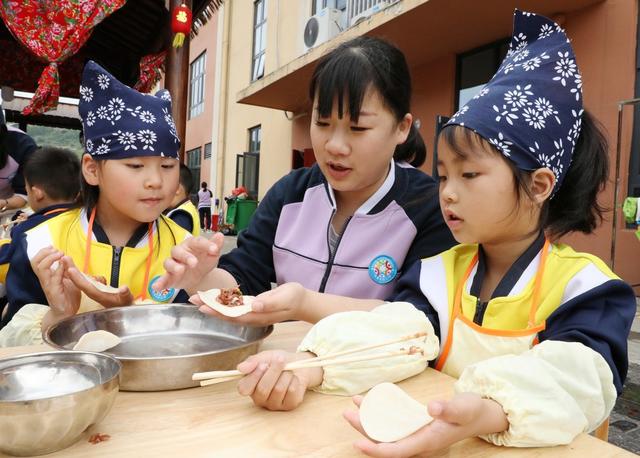    萌娃学厨艺      别样迎五一