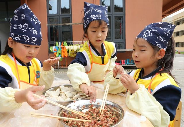    萌娃学厨艺      别样迎五一