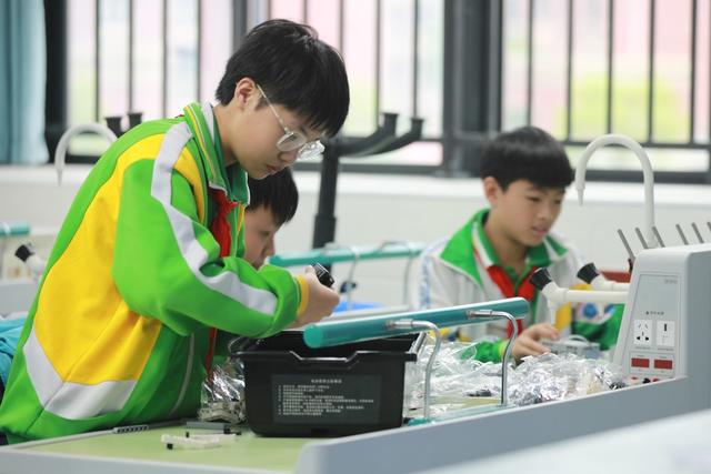 吉首市 机器人 竞速  智能 学校 试点 巡线竞速 创意 拼装搭建  参赛选手