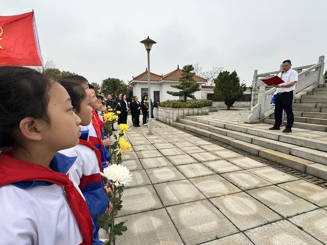 师生 清明祭扫216位烈士墓