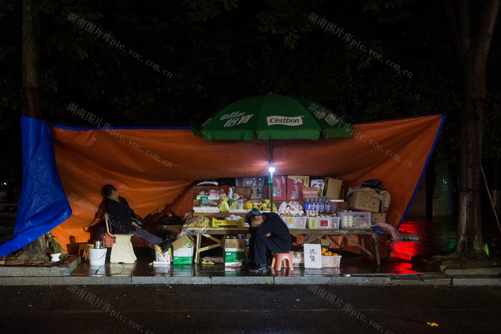 夜晚  小摊  灯光  摊主  睡觉  梦