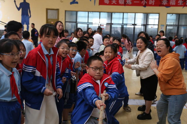 庆”五一“  健身  拔河比赛 孩子 家校共育