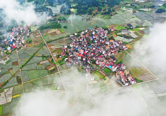 宁远：云雾弥漫乡村美