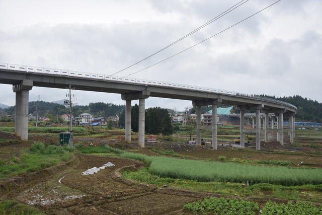 策马加鞭 推进 新新高速建设