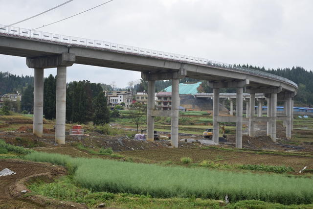 策马加鞭 推进 新新高速建设