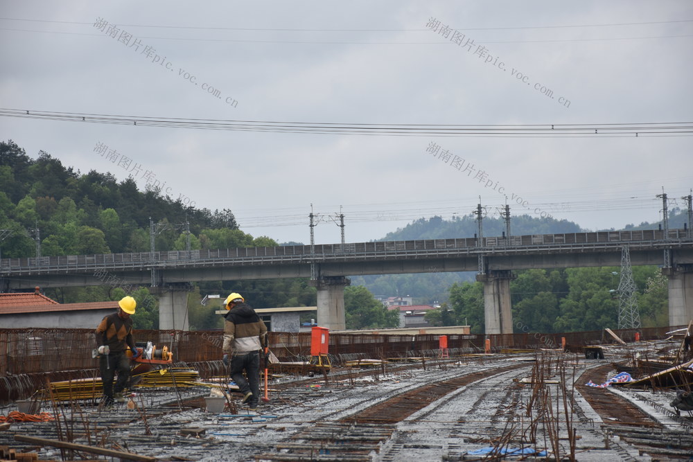 策马加鞭 推进 新新高速建设