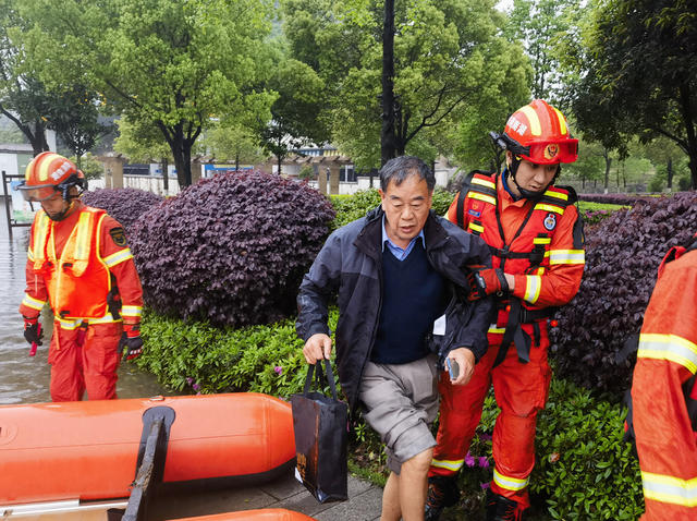 嘉禾：转移被困群众