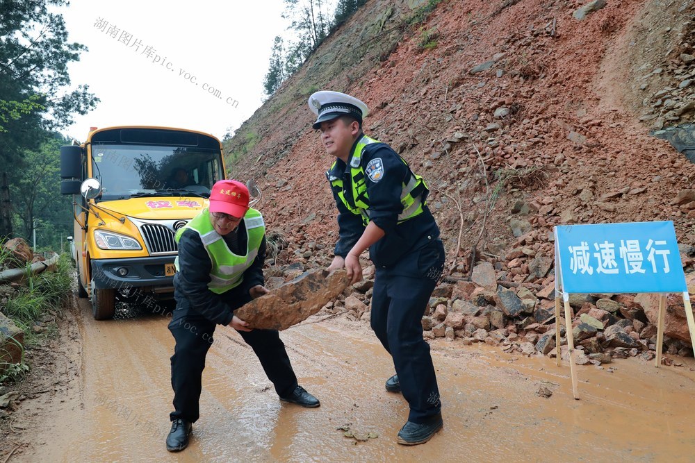 汛期 交通 隐患 路段 交警 志愿者 疏导 筑牢 安全 屏障