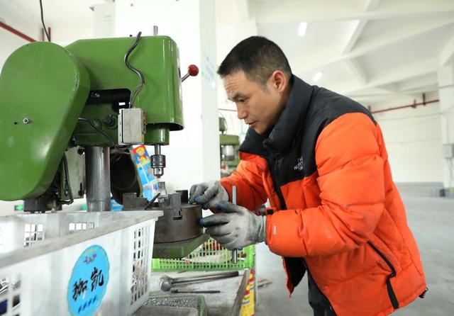 残疾人办起扶贫车间     带领乡亲同走致富路