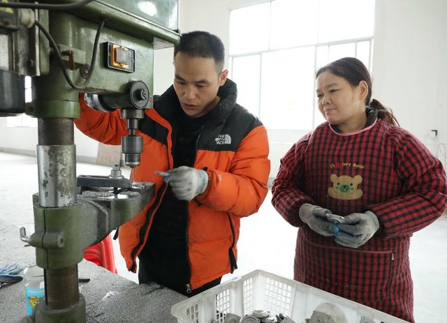 残疾人办起扶贫车间     带领乡亲同走致富路