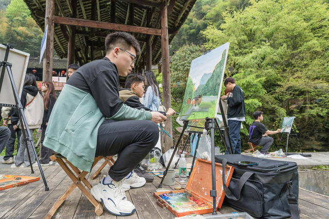 5A美景引客人  甘肃河西学院学子到矮寨苗寨美术写生