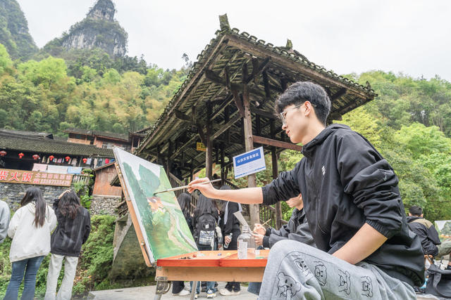5A美景引客人  甘肃河西学院学子到矮寨苗寨美术写生